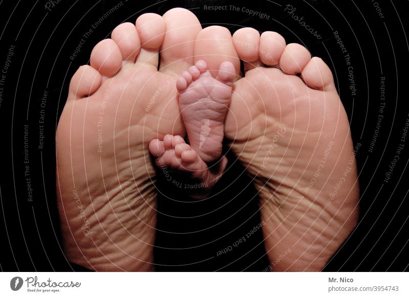 kleine und große Füße Baby Mann winzig Familie & Verwandtschaft Kind Vater Sohn Barfuß Fuß liegen Zehen Fußsohle Wohlgefühl harmonisch Glück Wärme Sicherheit