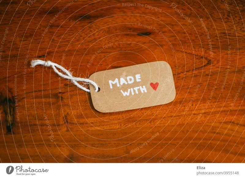 Ein Etikett mit der Aufschrift "Made with Love". Handgemachte Waren. Made with love handgemacht Strickware Kleidung liebevoll lokal einkaufen Unikat