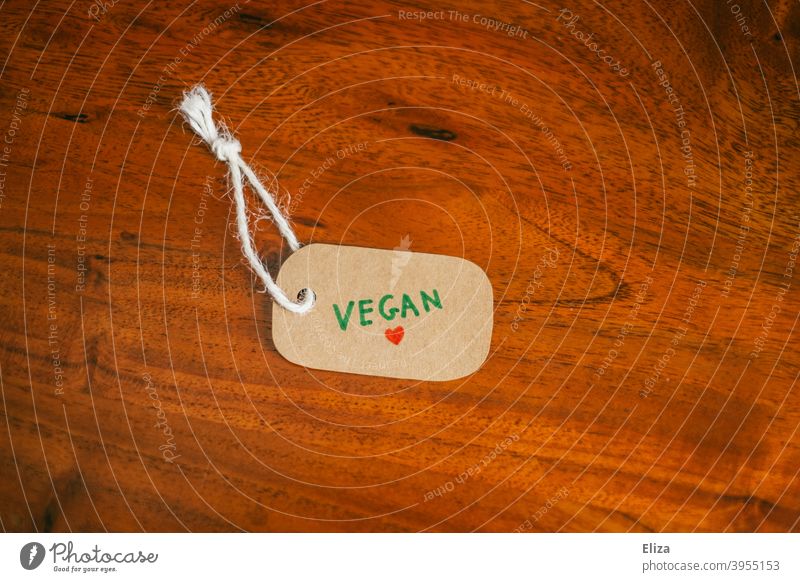 Ein Etikett auf dem das Wort vegan geschrieben steht. Vegane Lebensweise. vegane Lebensweise vegane Produkte kaufen Konsum Waren ohne Tierleid Veganismus