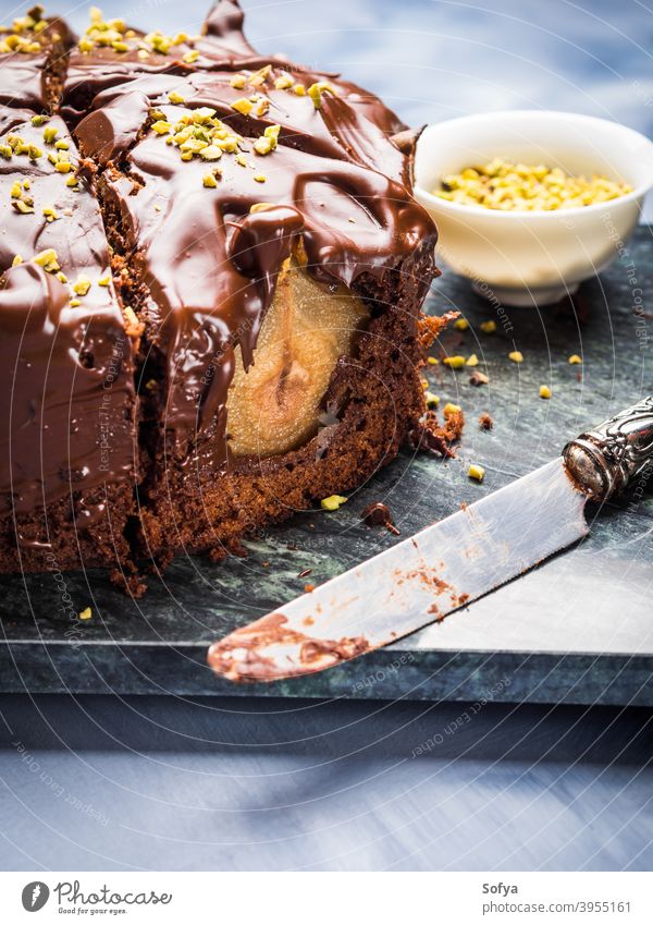Dunkler Schokoladenkuchen mit Birnen und Pistazien Kuchen Dessert Lebensmittel Zuckerguss süß lecker Feinschmecker Gebäck geschmackvoll Mahlzeit selbstgemacht