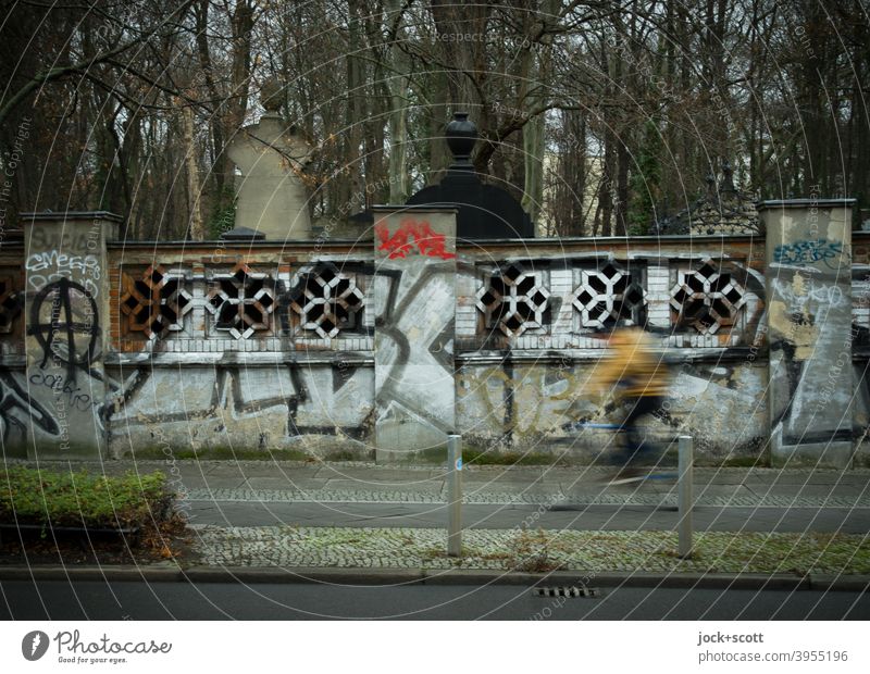 (Alles beinahe) abgestorben friedhofsmauer Mauer Friedhof Jüdischer Friedhof Schönhauser Allee Prenzlauer Berg Fahrradweg Fahrradfahrer Bewegungsunschärfe