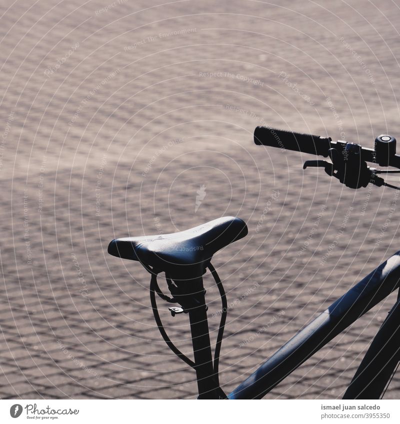 Fahrradsitz, Transportmittel Fahrrad Sitz schwarz Verkehr Verkehrsmittel Fahrradfahren Radfahren Zyklus Objekt Sport Hobby Straße im Freien Lifestyle