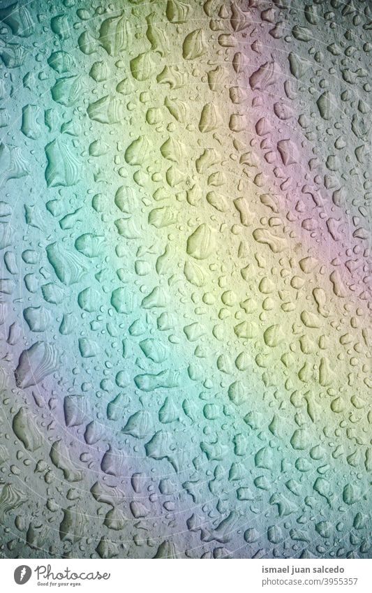 Regentropfen und Regenbogen auf der metallischen Oberfläche Tropfen regnerisch Wasser nass Stock Metall aqua Boden abstrakt Hintergrund Muster texturiert Farben