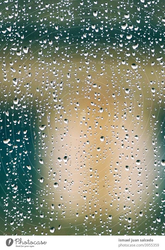 Regentropfen auf dem Fenster an regnerischen Tagen Tropfen Wasser nass abstrakt Hintergrund texturiert Lichter farbenfroh Straße im Freien Farben hell