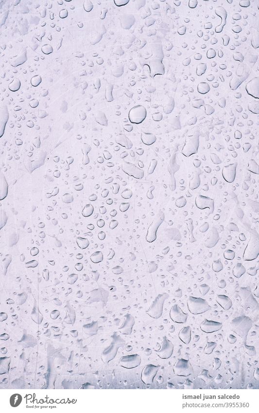 Regentropfen auf der metallischen Oberfläche, abstrakter Hintergrund Tropfen regnerisch Wasser nass Stock Metall aqua Boden Muster texturiert Farben