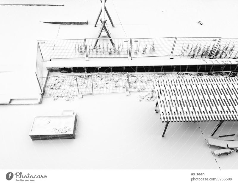 Verschneiter Spielplatz Winter Schaukel Schnee kalt grafisch Grafik Vogelperspektive Außenaufnahme Menschenleer schaukeln Kindheit verlassen Tag Einsamkeit