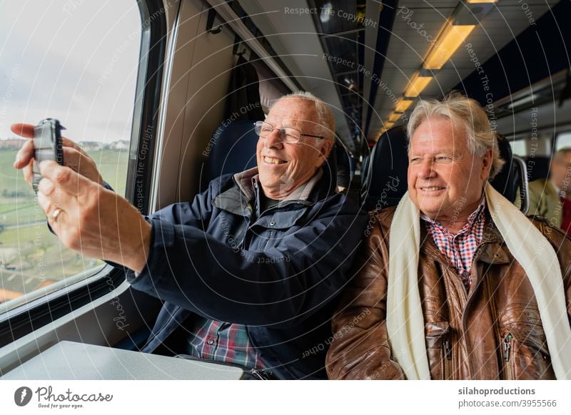 Ältere Männer machen ein Selfie im Zug. Rentnerin Porträt Person Erwachsener älter Glück Gesicht Menschen Hände Ruhestand Lebensalter in den Ruhestand getreten