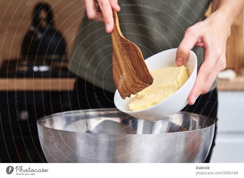 Die Hände geben die Butter in eine Schüssel. Kochen Rezept Küche Essen zubereiten Frau Zutaten Lebensmittel Person heimwärts Kaukasier Diät Mahlzeit Lifestyle