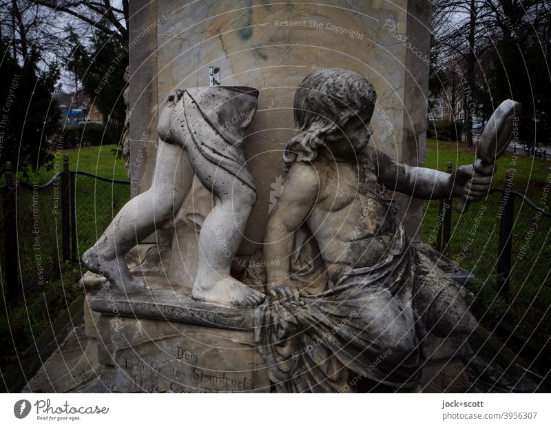 abgestorben oder abgehoben Denkmal Putten Vandalismus fehlen Handspiegel Platz Kunst Wiese Baum Gebüsch Carrara-Marmor Skulptur Statue historisch