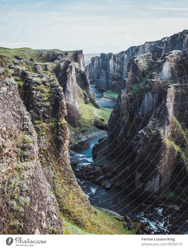 Landschaft eines großen Canyons in Island Schlucht Natur grün Felsen Fluss erstaunlich