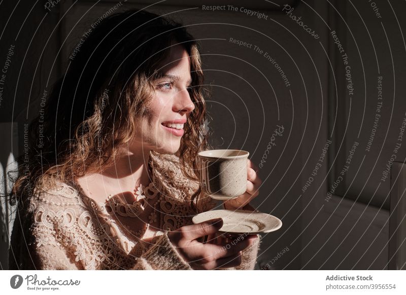 Frau mit Tasse Getränk zu Hause heiß trinken Morgen genießen heimwärts Inhalt sich[Akk] entspannen Kaffee Tee ruhen froh gemütlich Glück Lächeln Becher
