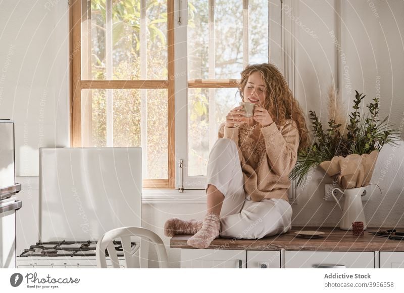 Frau trinkt Kaffee in der Küche trinken sorgenfrei genießen Morgen heimwärts aromatisch Abfertigungsschalter sich[Akk] entspannen sitzen Tasse frisch Frühstück