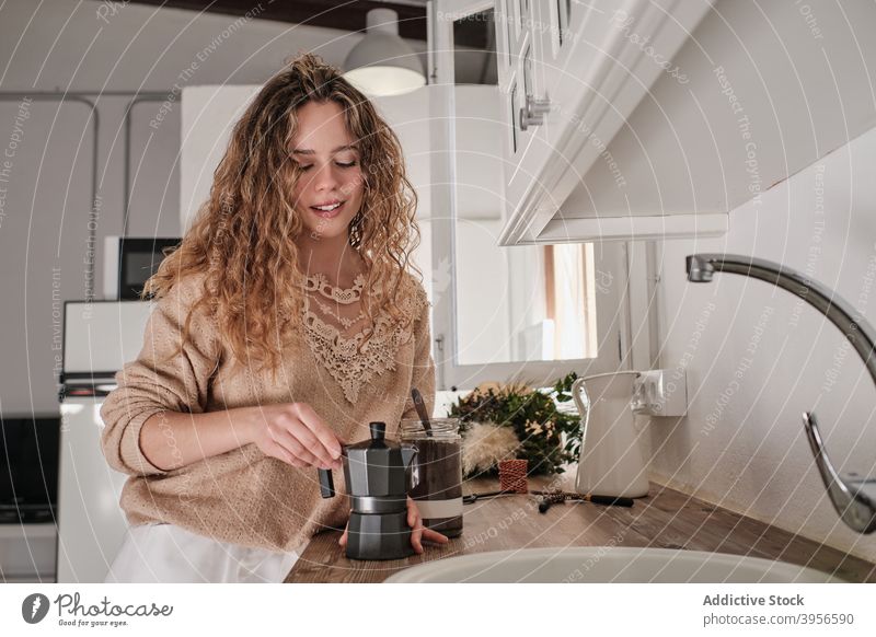 Frau bereitet Kaffee in der Küche zu vorbereiten heimwärts Frühstück Morgen weiß Innenbereich Abfertigungsschalter modern aromatisch frisch jung Appartement