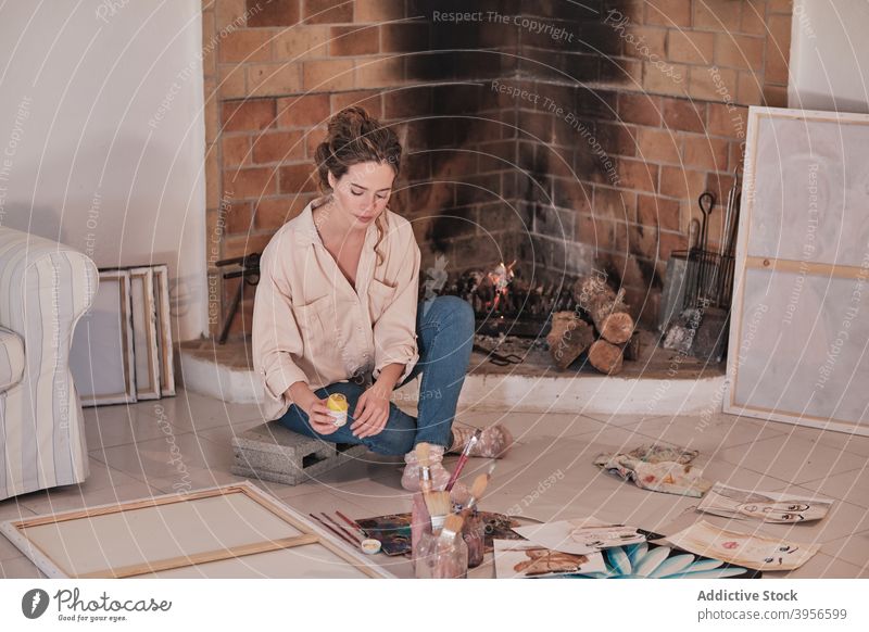 Künstlerin malt zu Hause Frau Farbe Anstreicher Pinselblume Kunst Papier Vorrat Werkzeug kreativ Palette kreieren farbenfroh unordentlich Hobby Malerei
