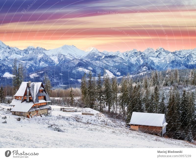 Scenic Sonnenuntergang über Tatra-Gebirge, Polen. Berge Sonnenaufgang Landschaft schön Winter Schnee Himmel Zakopane Dorf Gebäude Hütte Saison reisen Europa
