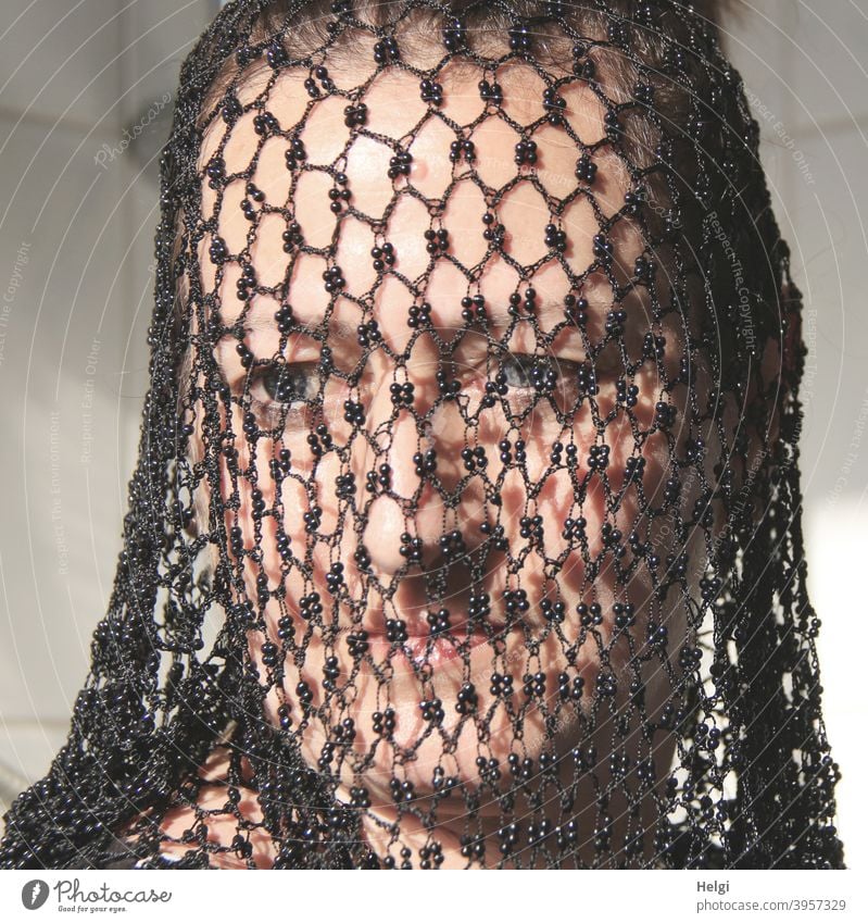durchsichtig - Gesicht einer Frau, das mit einem schwarzen Netz bedeckt ist Mensch Erwachsene Kopf Netzwerk Schutz Muster Struktur Blick Schüchternheit