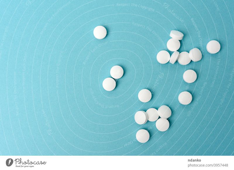 Weiße runde Pille für das Gesundheitswesen. Medizinische Behandlung, blauer Hintergrund Schmerztablette Pharma Apotheke Tablette Pillen Verschreibung Abhilfe