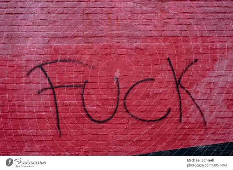 Rote Wand mit Grafitti-Schrift "Fuck" grafitti fuck Mauer alt trashig rot Beleidigung provozieren provozierend schimpfen schimpfwort Schimpfwort Frustration