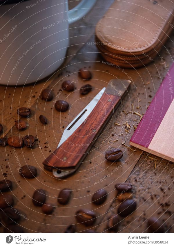Taschenmesser Messer Besteck Produkt Tisch Holz hölzern pocke EDC