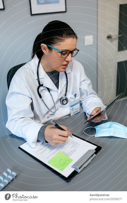 Weiblicher Arzt bei der Online-Konsultation mit der Tablette digitale Gesundheit medizinische Online-Beratung Frau arbeiten Coronavirus Telemedizin medtech