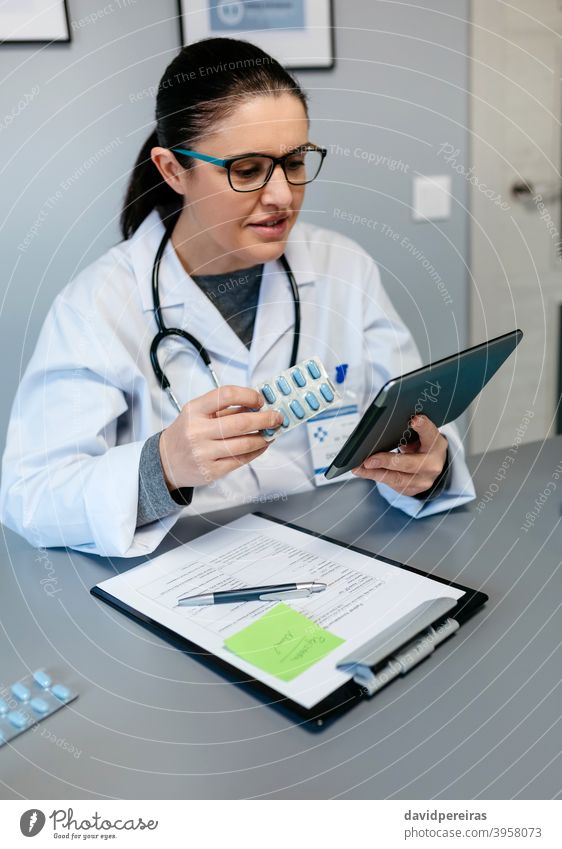Weiblicher Arzt tut Online-Konsultation zeigt Pillen für die Behandlung medizinische Online-Beratung Frau zeigend Verschreibungspflichtig zu erklären.