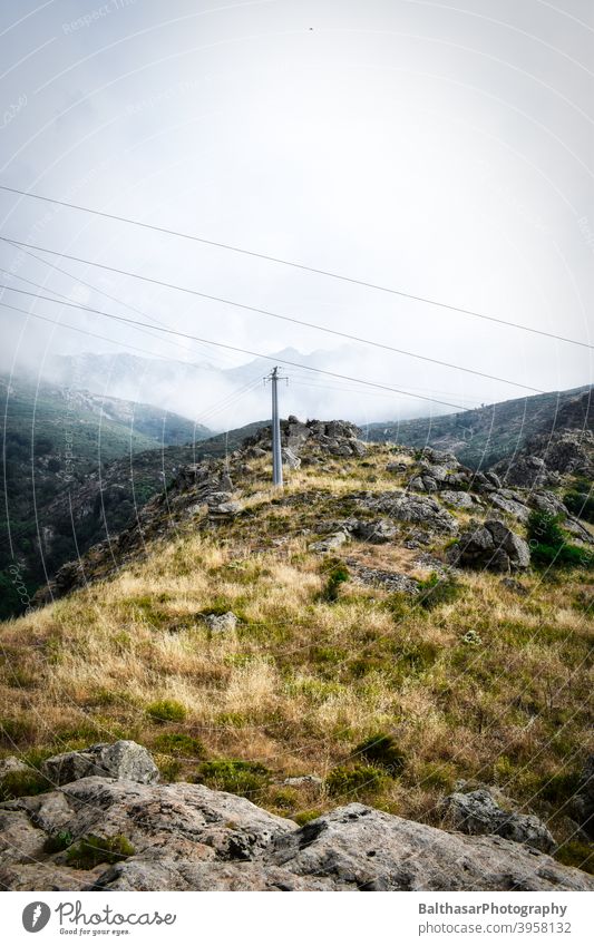 Berglandschaft - Korsika Berge u. Gebirge Wiese Nebel Natur Landschaft Wolken Himmel Umwelt Sommer Wildnis Stromleitung Felsen aufregend Silhouette