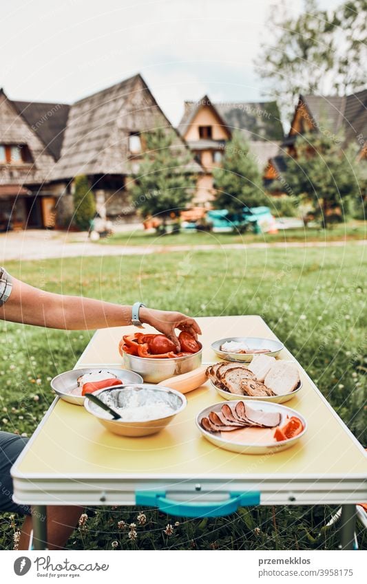 Frühstück in den Sommerferien auf dem Campingplatz zubereitet authentisch wirklich Banane gekochtes Fleisch langsames Leben Tischdecken im Freien