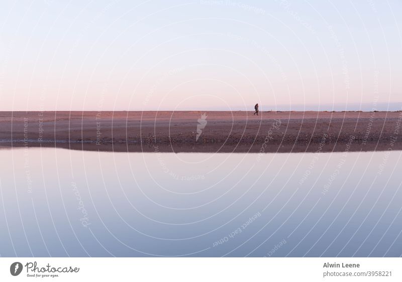 Einsame Person zu Fuß am Strand Einsamkeit einsam Totale Landschaft Nordsee Meer Reflexion & Spiegelung Abenddämmerung Himmel