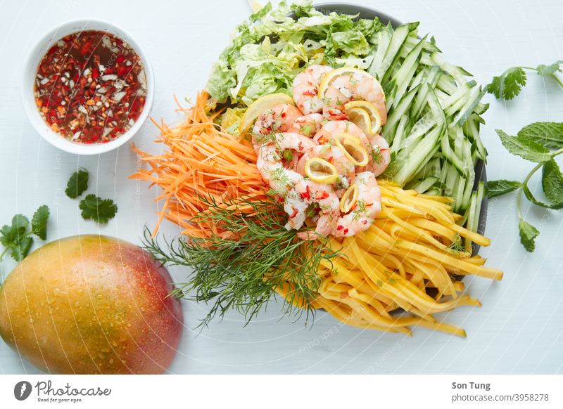 Salat mit Krabben und Gemüse und Früchten wie Mango, Gurke Salatbeilage Salatgurke Frucht Saucen Paprika Gesundheit Lebensmittel frisch