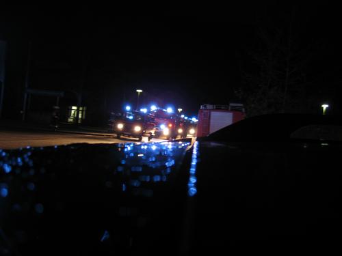 Rummel20 schwarz rot Erste Hilfe Langzeitbelichtung Feuerwehr Einsatz Rummelsberg üben Licht blau