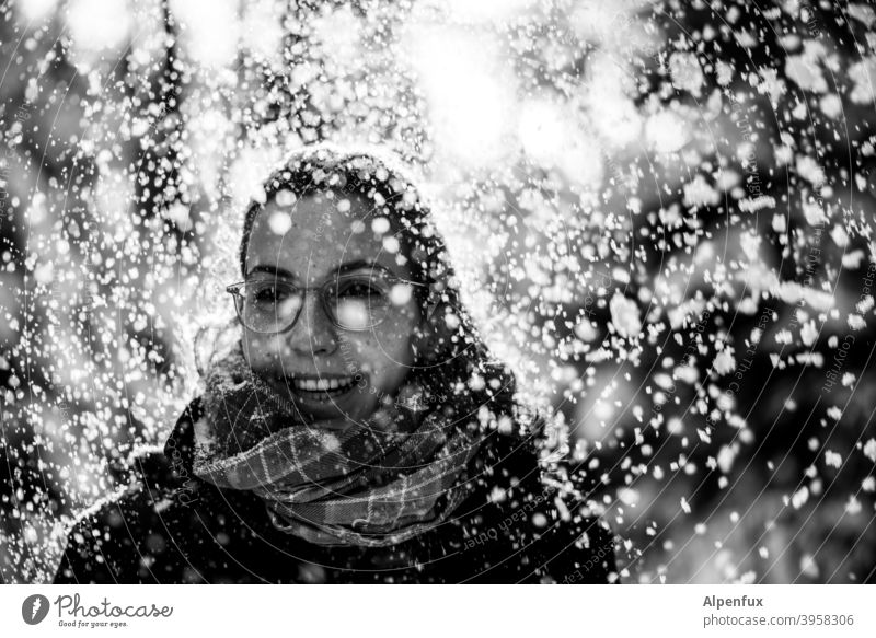 Schnee Fe Frau Junge Frau 18-30 Jahre Winter Außenaufnahme kalt Porträt schön Jugendliche Mensch Erwachsene Gegenlicht Schwache Tiefenschärfe Schneefall