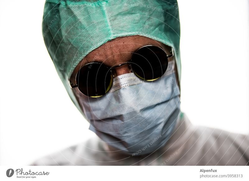 Doctor Who ? Pflege Gesundheitsrisiko Steril Hygiene Mann Gefahr Bakterien corona Korona infektiös Maske Mundschutz ansteckend Krank Krankheit Coronavirus