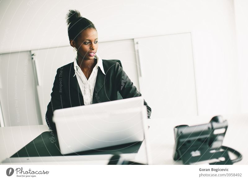 Junge Frau im Büro Schreibtisch Person Erwachsener Sitzen Computer schwarz Afrikanisch jung Beruf professionell arbeiten Blick im Innenbereich 20s korporativ