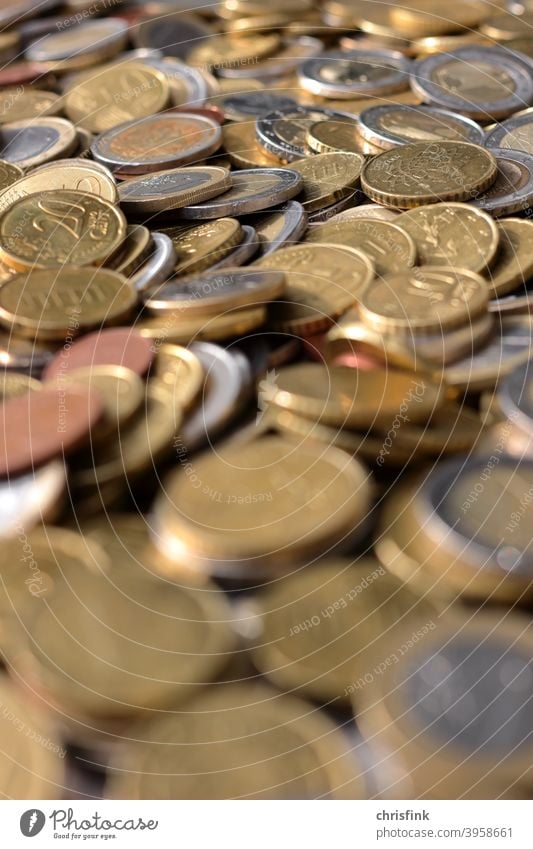 Münzen Euro geringe Schärfentiefe münze euro cent geld reichtum armut zaster kohle Geldmünzen Kapitalwirtschaft Bargeld kaufen Wirtschaft corona umwelt
