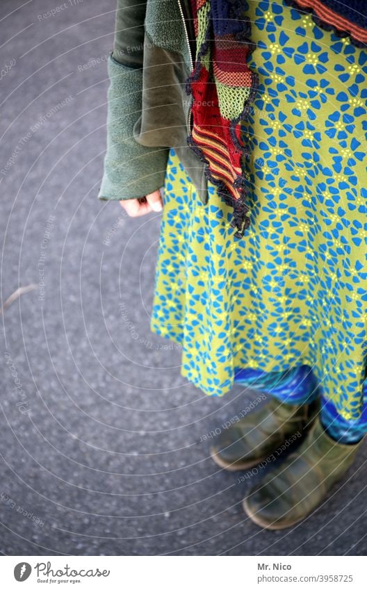 Blumenmuster aufm Kleid Mode Lifestyle feminin Strumpfhose Rock Stiefel grün blau Beine Kleidung einzigartig außergewöhnlich chic Stil modisch Haute couture