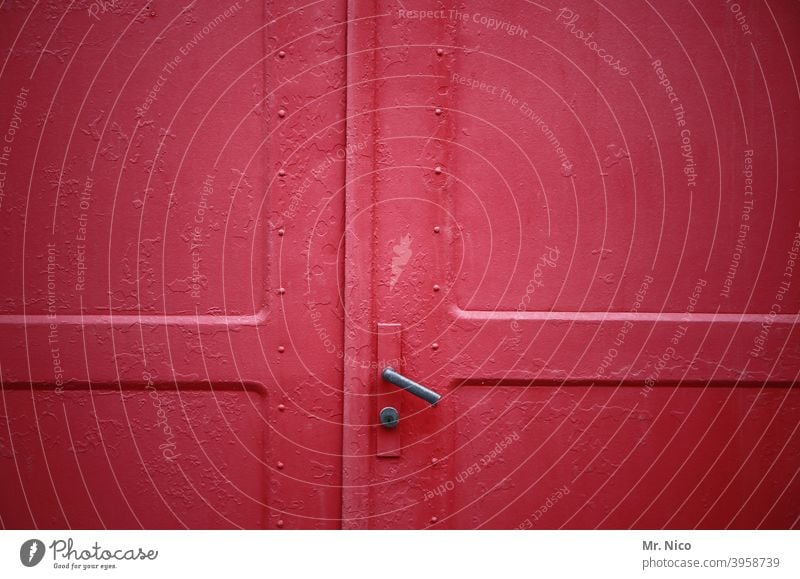 eine geschlossene rote Tür Eingang Haus Eingangstür alt Griff Sicherheit Türgriff Klinke türklinke Hebel Türschloss Schlüsselloch Metalltür Strukturen & Formen