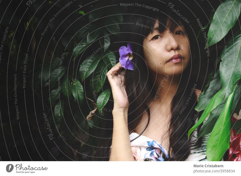 Eine Frau unter dem dichten grünen Laub zeigt Konzept der Wellness in der Natur, Achtsamkeit und geistiges Wohlbefinden Dame Pflanze Sauberkeit natürlich