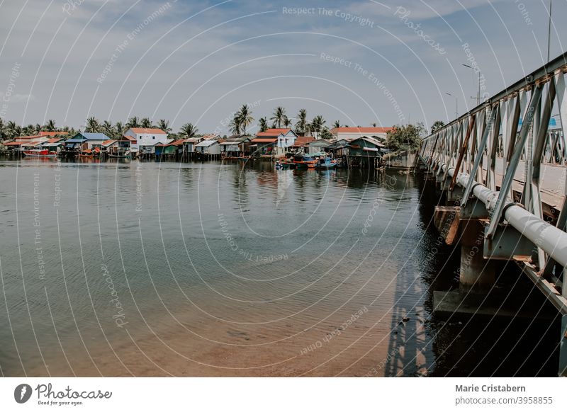 Reihen von Stelzenhäusern am Flussufer in Kampot, Kambodscha kampot urig Lifestyle Reisefotografie Asien keine Menschen Textfreiraum Landleben südostasien