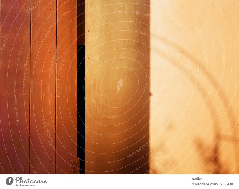 Triptychon Holz orange rot Signalfarbe leuchtende Farben Schatten schemenhaft Bogen Sonnenlicht Hütte Gartenlaube minimalistisch Textfreiraum Detailaufnahme