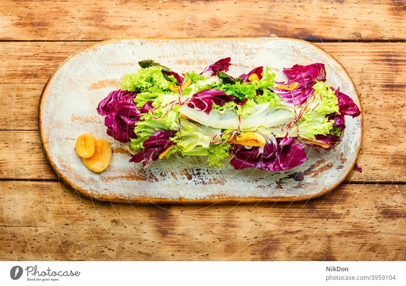 Paupiette aus Salat und Fisch Salatbeilage Lachs rollen gefüllt grün Lebensmittel Mahlzeit Gemüse braciole Abendessen Speise Gesundheit Mittagessen Amuse-Gueule