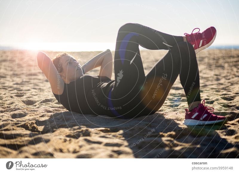 Frau mittleren Alters macht Übung am Strand Bauchmuskeln aktiv Erwachsener allein Athlet attraktiv Gleichgewicht schön blau Körper Energie passen Fitness