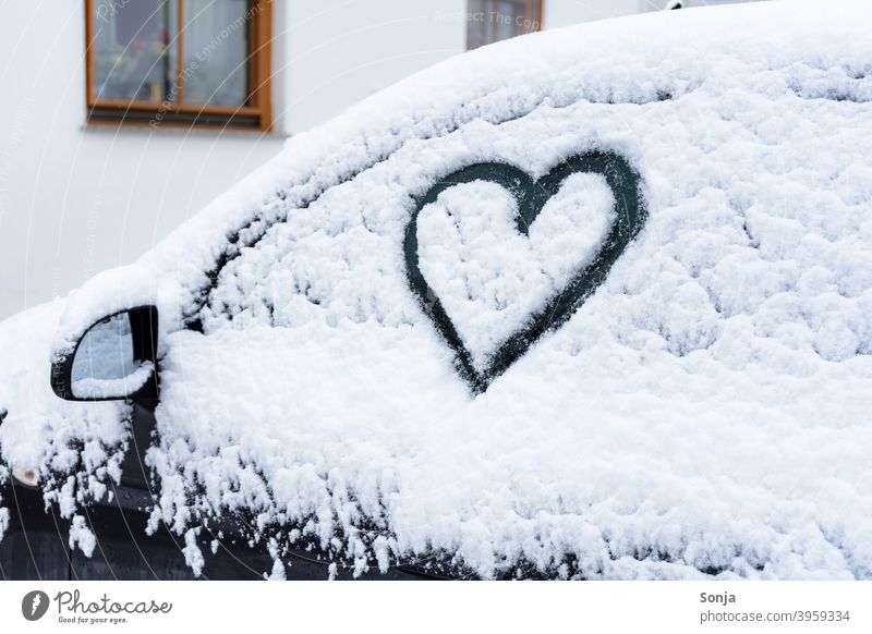 Seitenscheibe mit Herz im Schnee auf einem schwarzen Auto herzförmig Frost Außenaufnahme Winter kalt Eis gefroren Eiskristall PKW parken weiß frieren