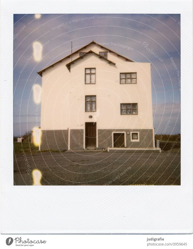 Isländisches Haus auf Polaroid Island Holz Tür Fenster Eingang Natur Menschenleer Gebäude Wohnhaus Einfamilienhaus wohnen Häusliches Leben Architektur Fassade