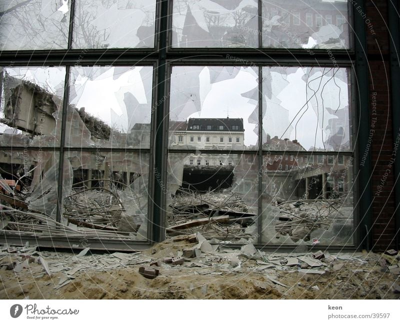 Zerstörung Demontage brutal Bauschutt Scherbe Aussicht Fenster Architektur Hamburg Abbriss Fragmente