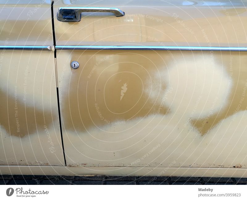 Ausgebesserte Karosserie eines rostigen alten Kombi der Sechzigerjahre aus Schweden in Beige und Naturfarben Auto Blech Tür Rost Korrosion Karosseriebau
