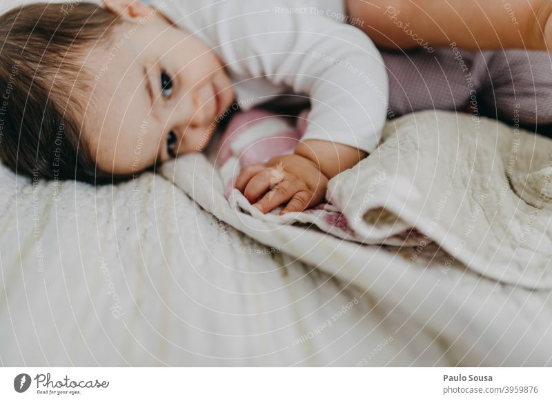 Kleinkind auf dem Bett Lügen Lächeln Schlafzimmer heimwärts sich[Akk] entspannen niedlich Glück im Innenbereich Kind authentisch Kaukasier Lifestyle wenig