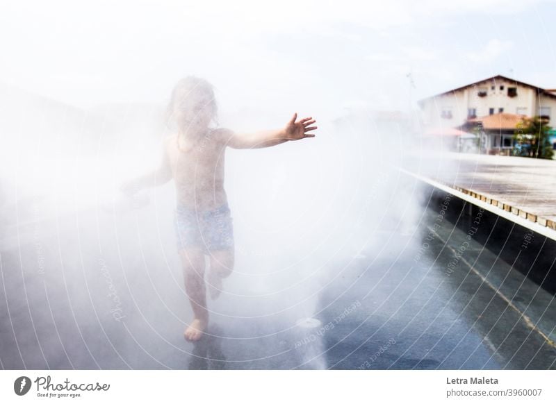 Sommer glücklich Kind läuft über das Wasser sommerlich Wiese natürlich Glück Junge laufen rennen lustig genießen Freude heiter springen Hossegor Beachtown