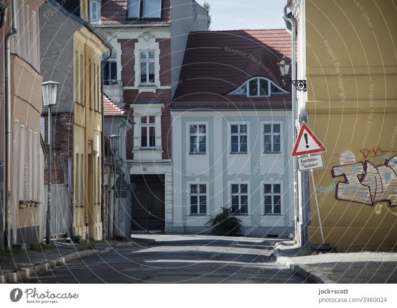 abgestorben wie ausgestorbene Straßen Häuserzeile Stadthaus Architektur Stadtzentrum Brandenburg an der Havel Fassade Verkehrsschild Vorsicht Straßenbeleuchtung