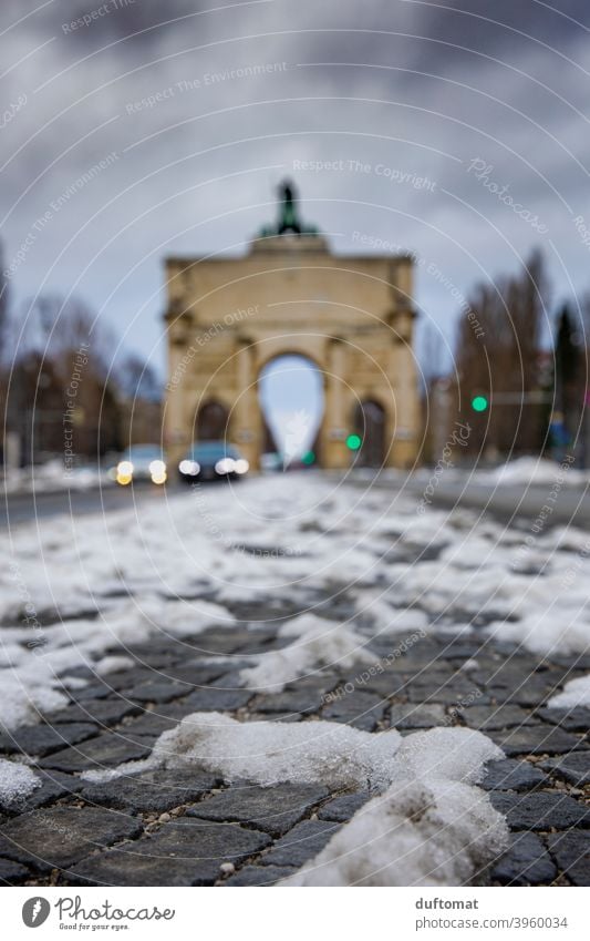 München, Siegestor bei Schnee in geringer Tiefenschäfe Bayern dof Sehenswürdigkeit Winter Winterstimmung kalt unscharfer Hintergrund Frost geringe Tiefenschärfe