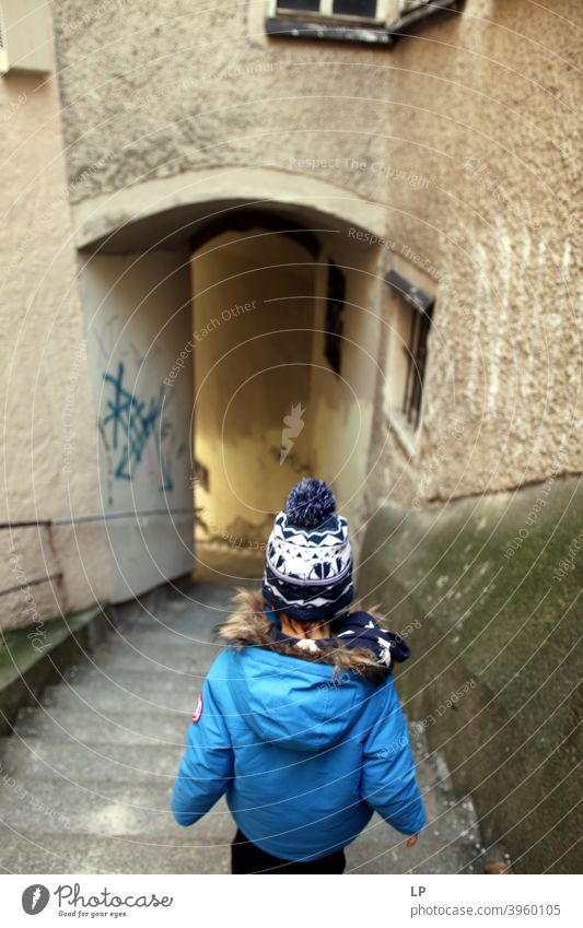 Kind geht die Treppe hinunter Bewegung Lebensstile im Freien Freizeit & Hobby Außenaufnahme Spielen Gefolgsleute Follow-up Glaube und Religion kindlich